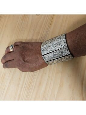 Brutalist Hammered Silver-tone Slat Metal Stretch Bracelet